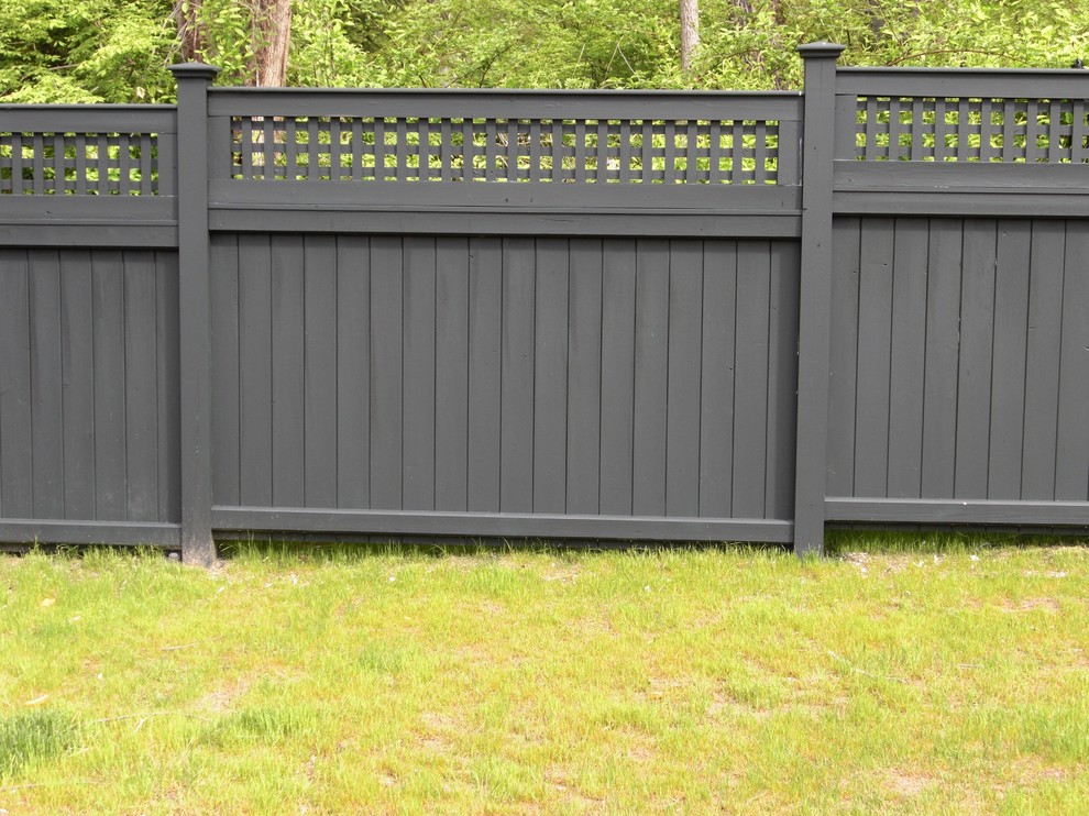 Photo of a mid-sized traditional backyard garden in New York.