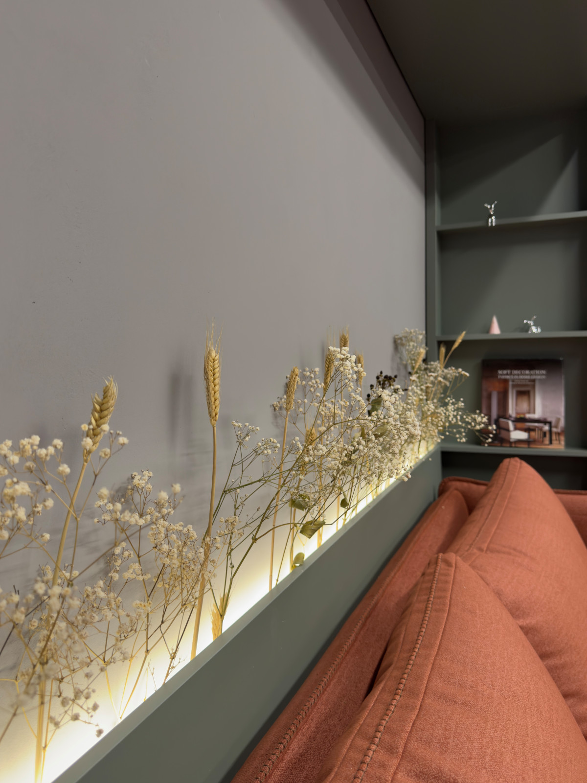 П-образный шкаф в шоуруме