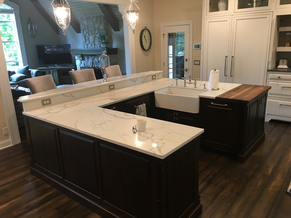 Example of a transitional home design design in Chicago