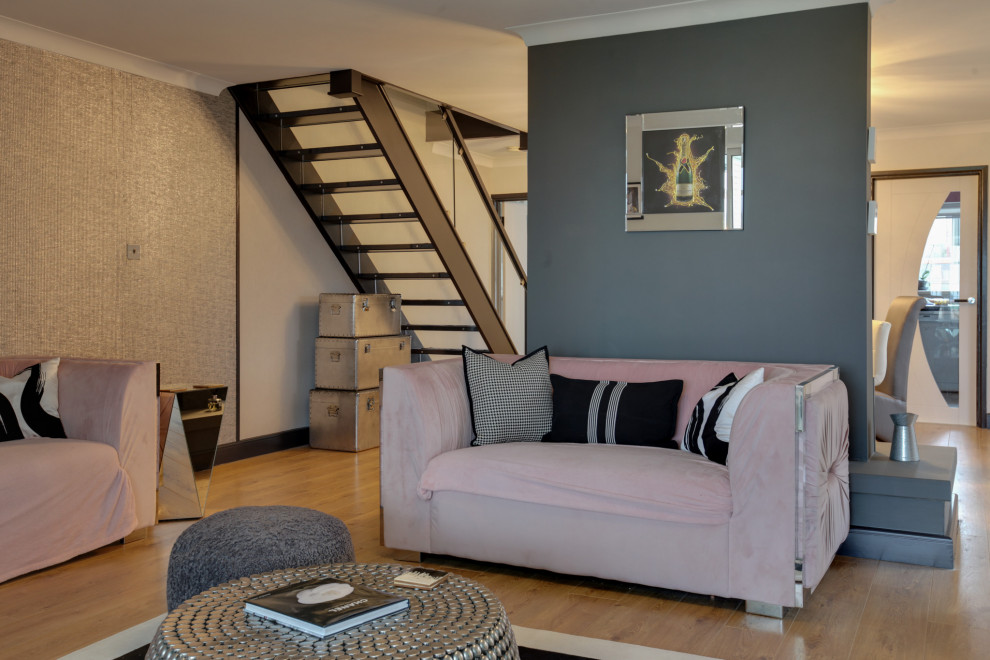 Offenes, Großes Modernes Esszimmer mit grauer Wandfarbe und Tapetenwänden in Essex