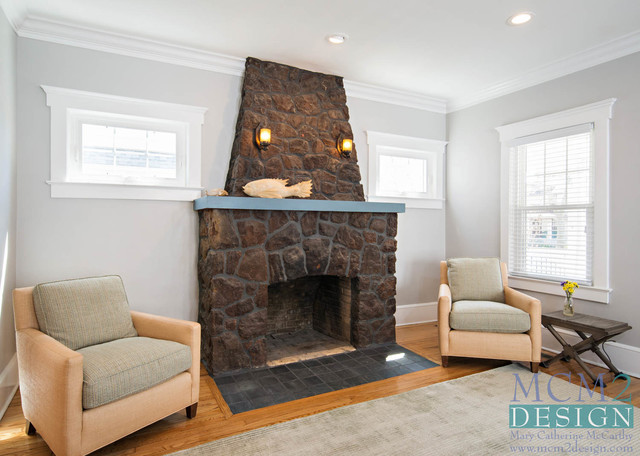 Example of a coastal home design design in New York