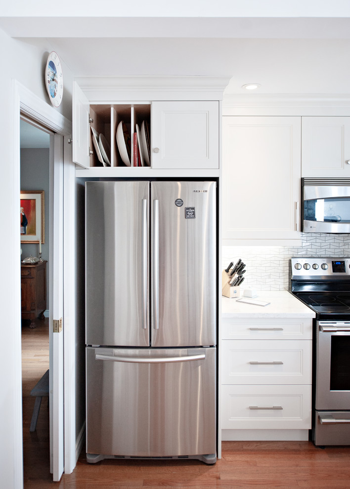 Kitchen - transitional kitchen idea in Toronto