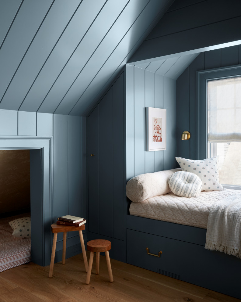 Aménagement d'une chambre d'enfant bord de mer avec un mur bleu, un sol en bois brun, un sol marron, un plafond en lambris de bois et du lambris de bois.