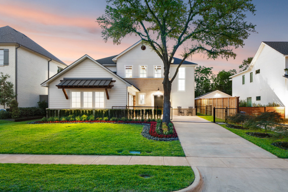 Transitional home design photo in Dallas