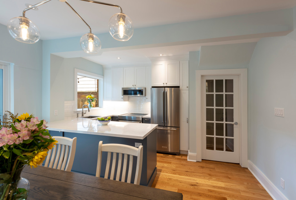 Kitchen - transitional kitchen idea in Toronto