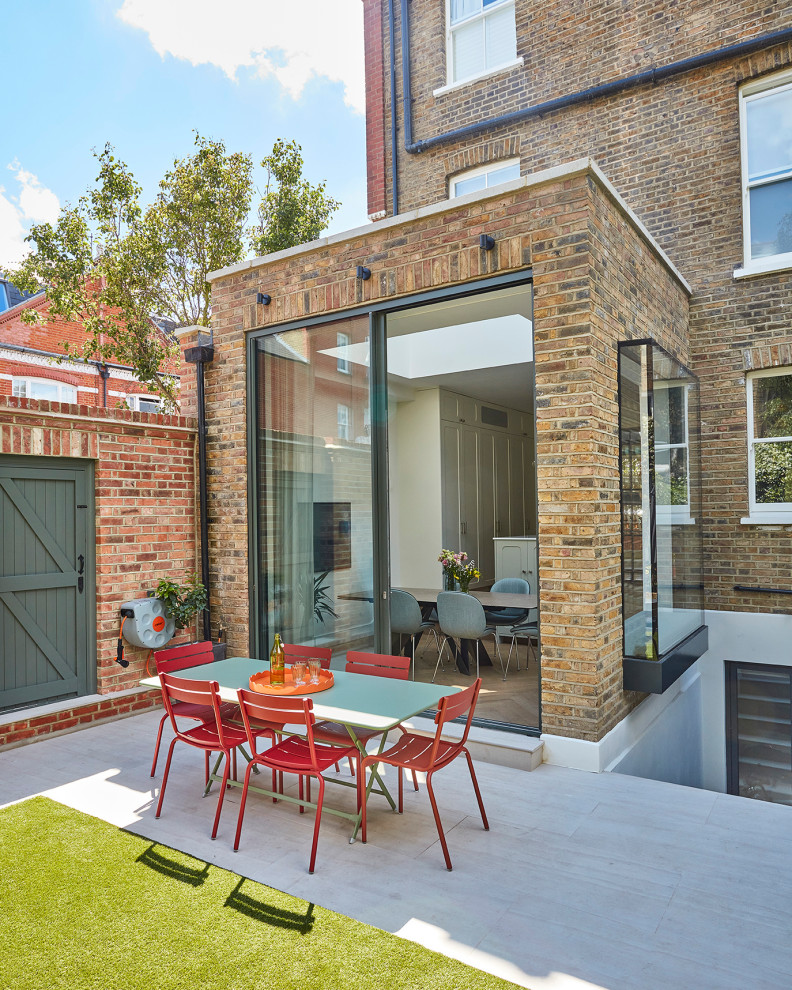 Design ideas for a contemporary patio in London with fencing.