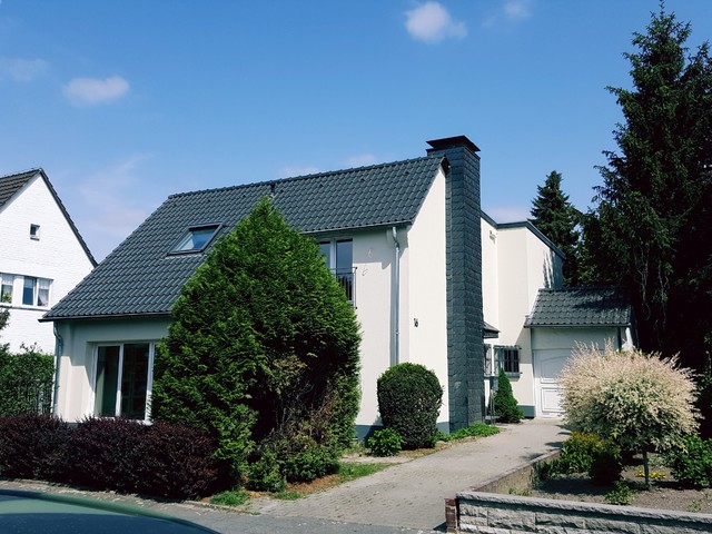 Stra&szlig;enansicht in Kaarst traditional-house-exterior
