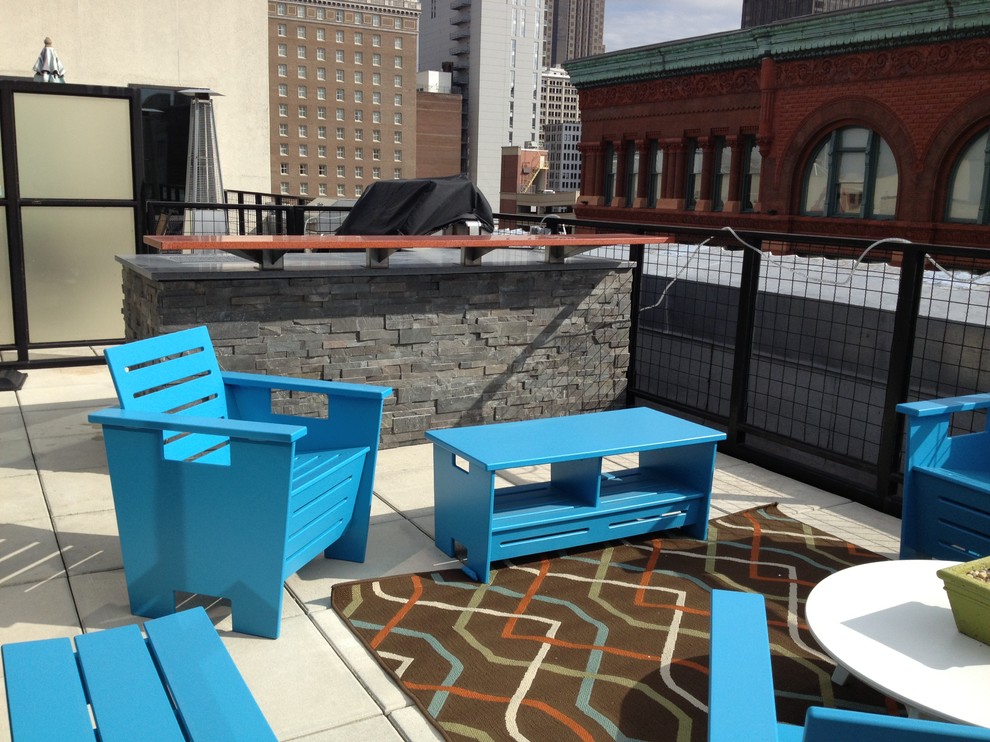 Photo of a small modern rooftop deck in St Louis with an outdoor kitchen and no cover.