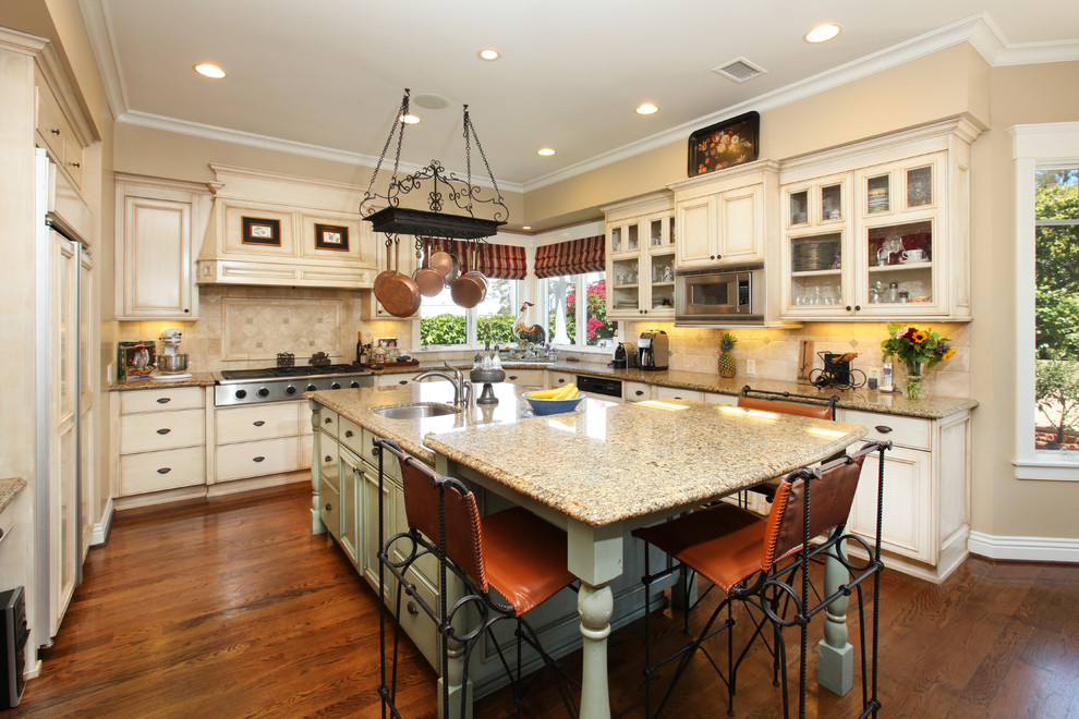 This is an example of a kitchen in Orange County.