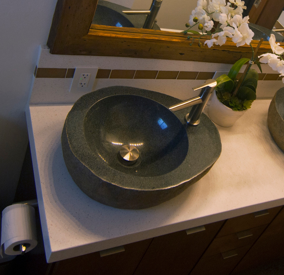 Photo of a contemporary bathroom in Los Angeles.