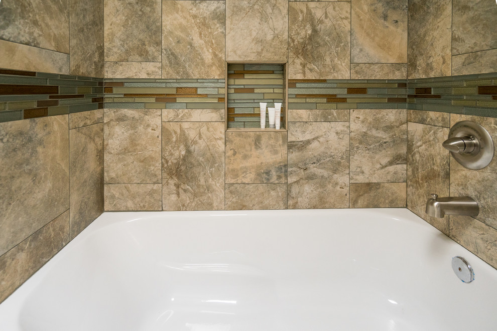 Idee per una stanza da bagno american style di medie dimensioni con pareti beige, lavabo a colonna, vasca ad alcova, vasca/doccia, doccia con tenda e un lavabo