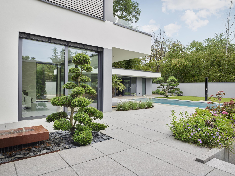 This is an example of a large world-inspired terrace in Frankfurt with a water feature.