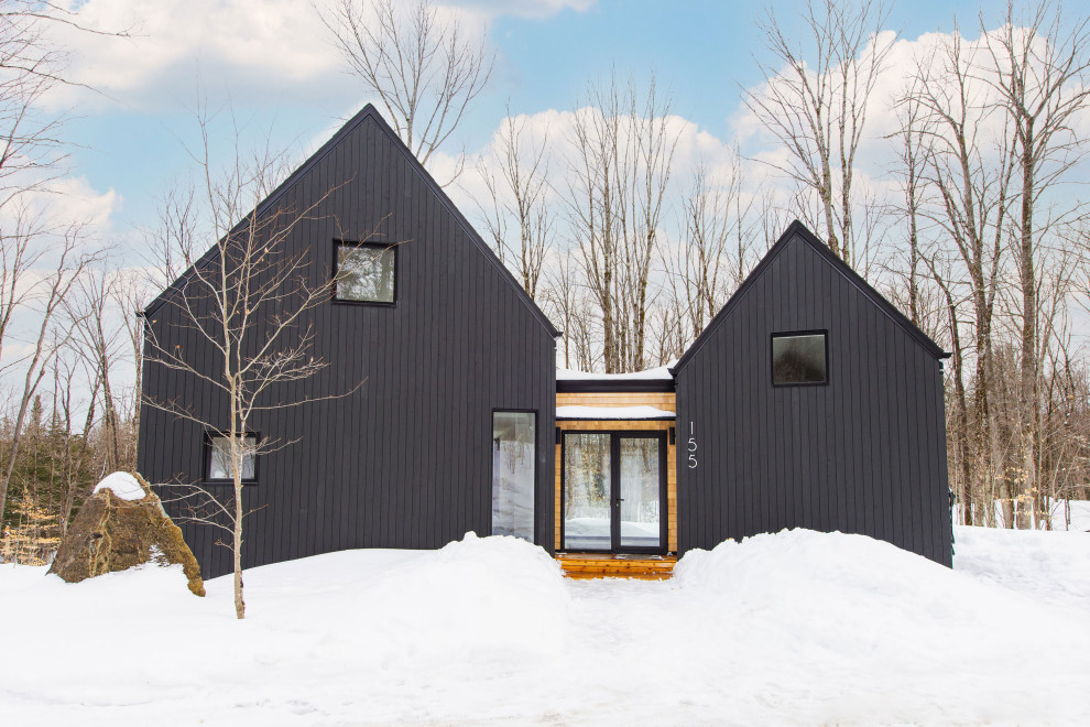 Skandinavisches Haus mit schwarzer Fassadenfarbe in Montreal