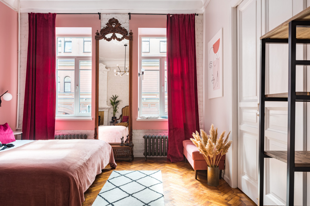 На фото: гостевая спальня среднего размера, (комната для гостей) в стиле лофт с розовыми стенами, паркетным полом среднего тона, угловым камином, фасадом камина из плитки, коричневым полом и кирпичными стенами с