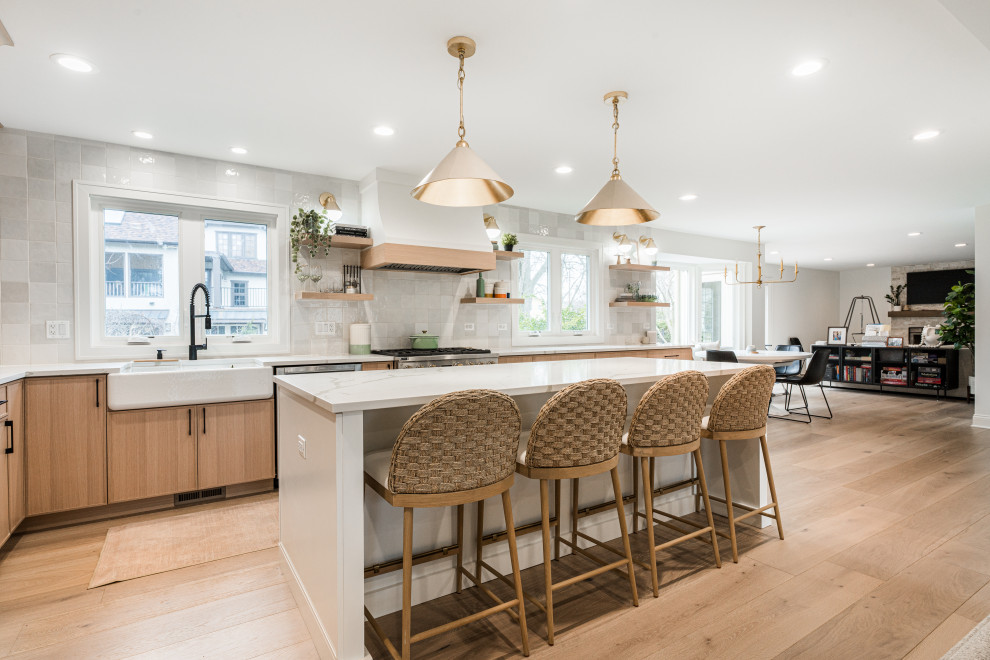 Example of a beach style kitchen design in Chicago