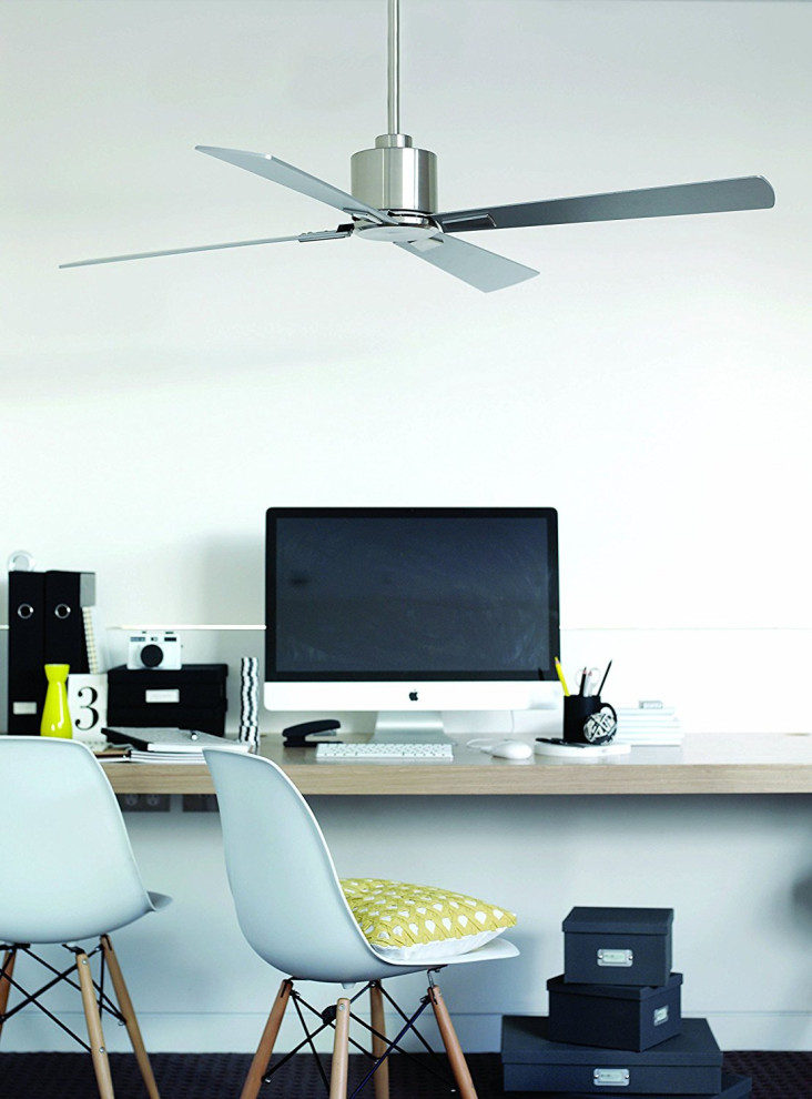 Modernes Arbeitszimmer mit Studio, weißer Wandfarbe, Teppichboden, Einbau-Schreibtisch und schwarzem Boden in Palma de Mallorca