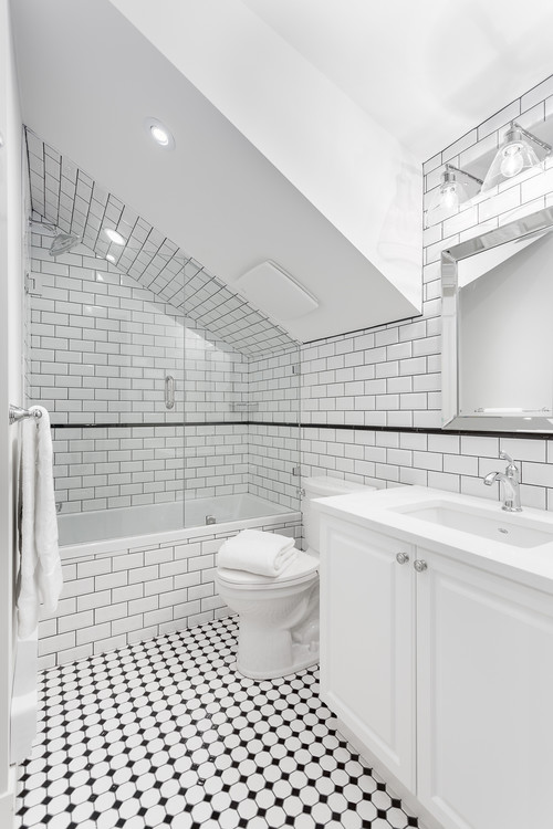 Classic Beauty: Traditional Bathroom with a Timeless Contrast of Black and White