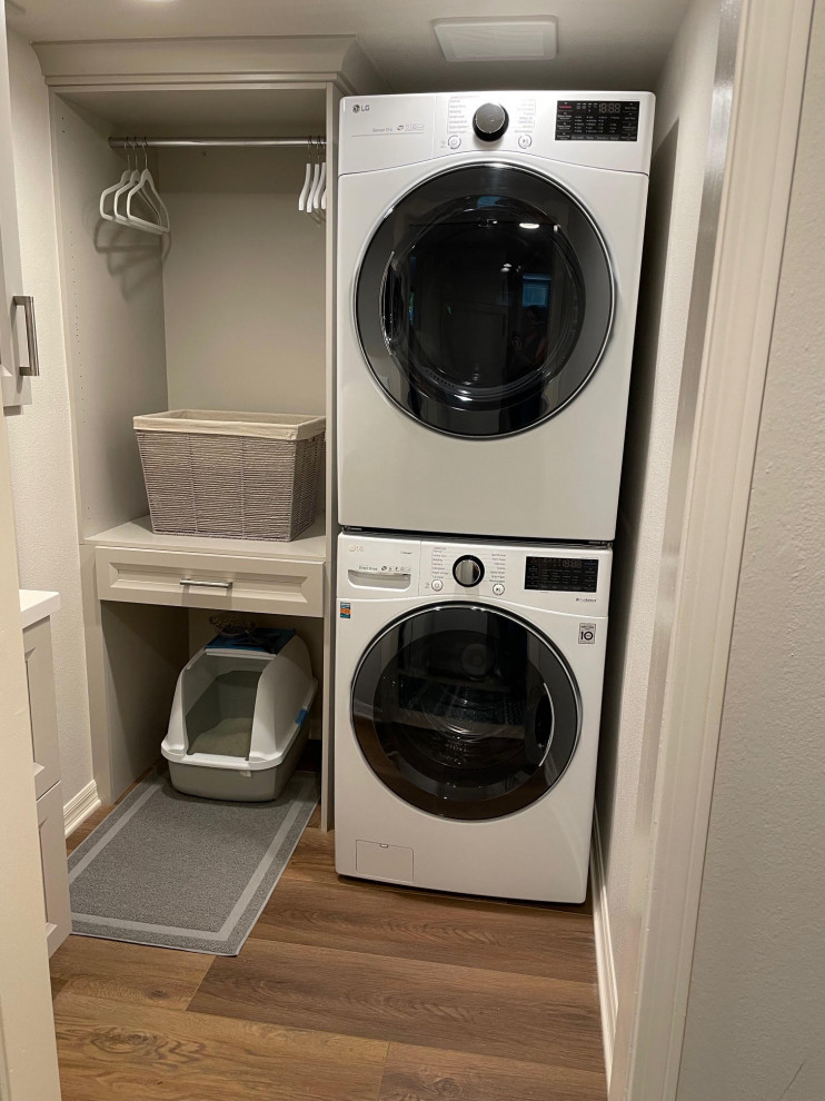 Inspiration for a transitional laundry room remodel in Orange County