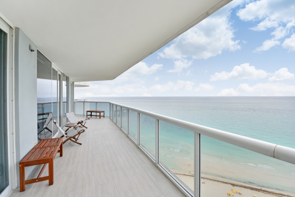Balcony - modern balcony idea in Miami