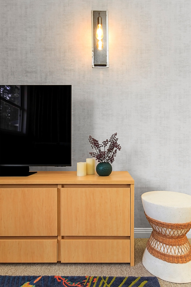 Idée de décoration pour un petit salon mansardé ou avec mezzanine asiatique avec un mur gris, moquette, un téléviseur indépendant, un sol gris et du papier peint.