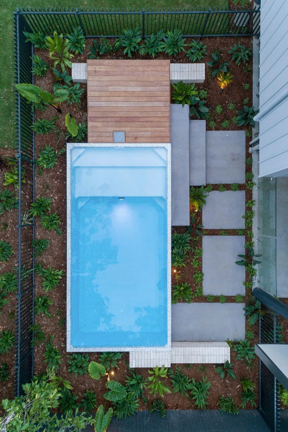 Стильный дизайн: маленький наземный, прямоугольный бассейн в современном стиле для на участке и в саду - последний тренд