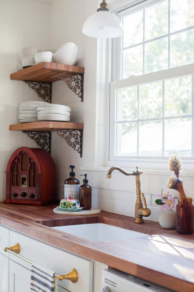 Kitchen - 1960s kitchen idea in Charleston