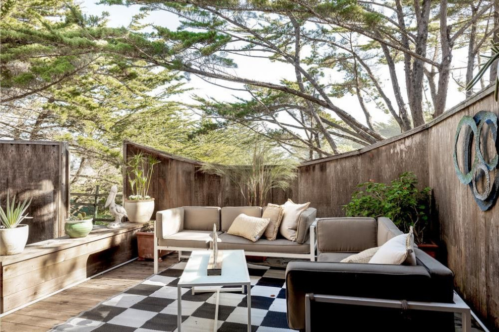 Inspiration for a mid-sized modern backyard patio in San Francisco.