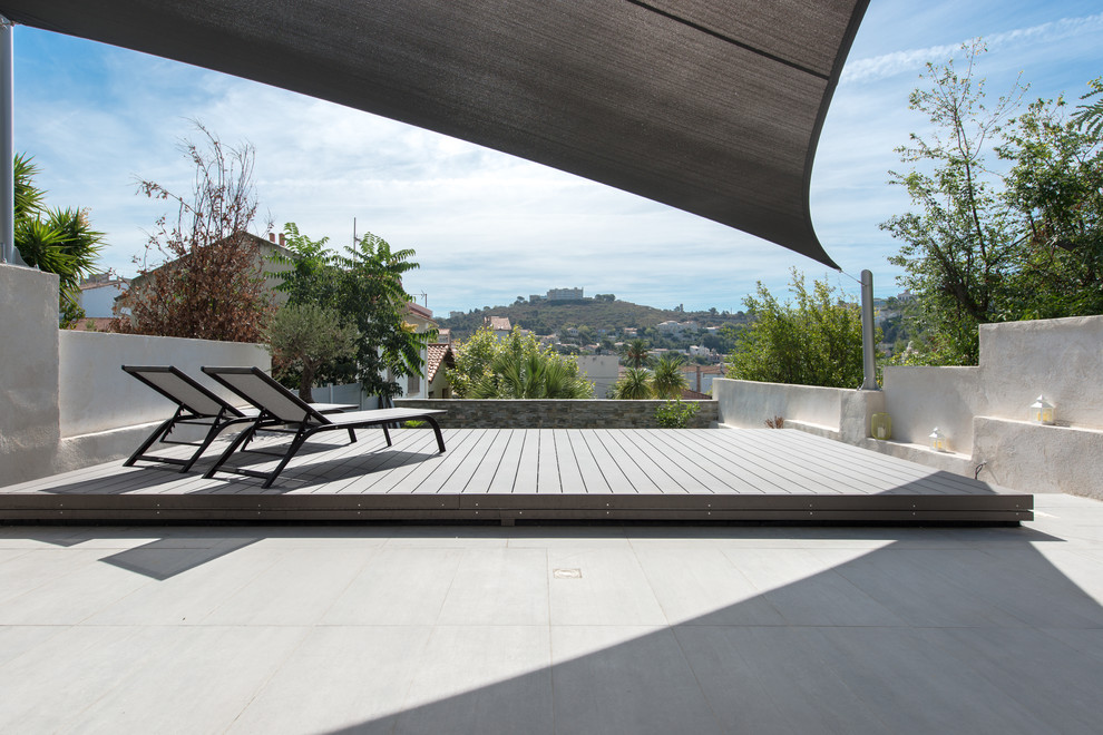 Inspiration for a mid-sized contemporary patio in Marseille with an awning.