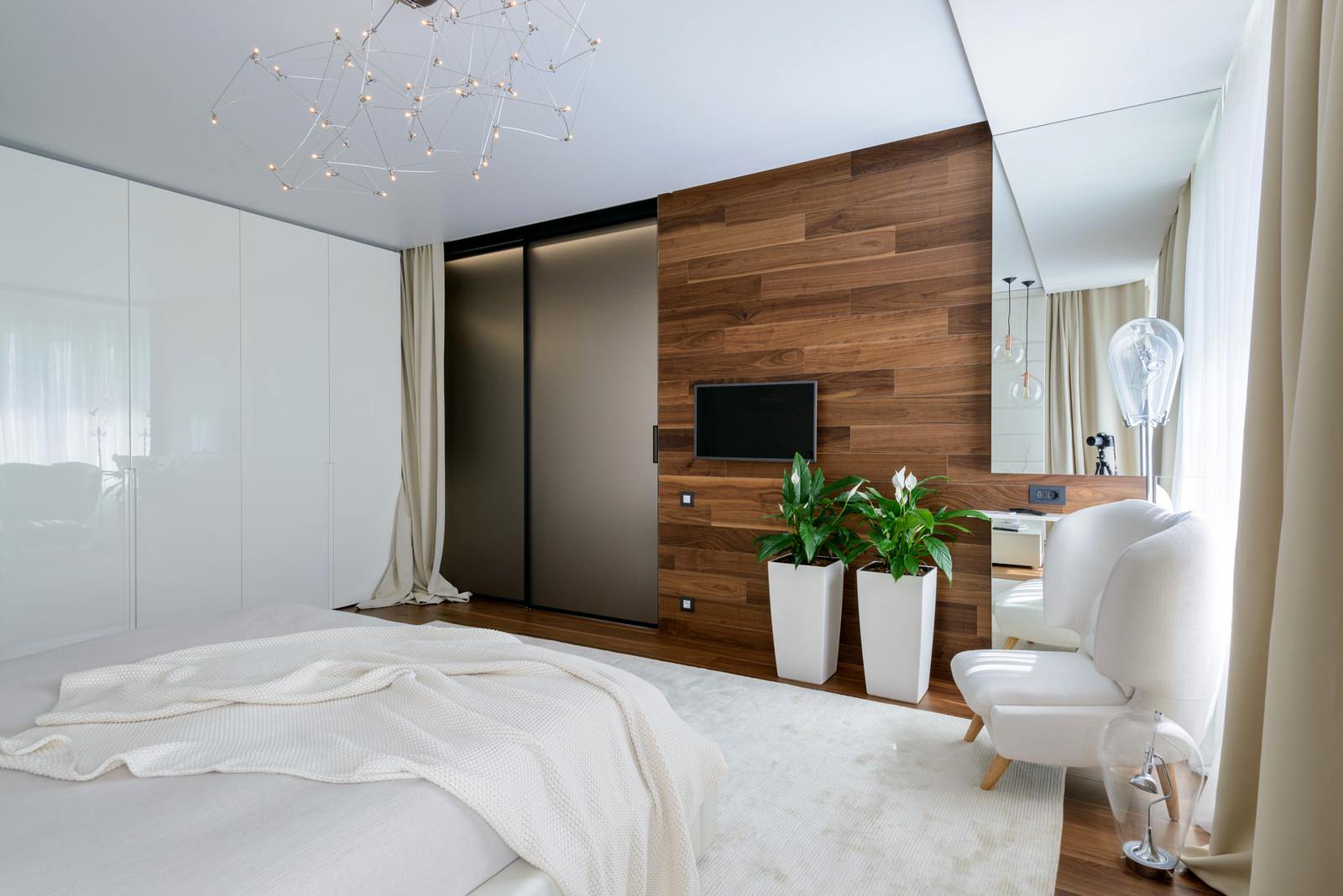 Просторная квартира с деревянными колоннами