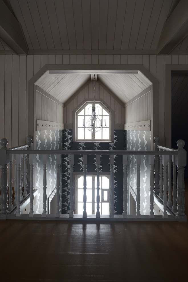 Источник вдохновения для домашнего уюта: открытая гостиная комната среднего размера в стиле фьюжн с серыми стенами и деревянным полом
