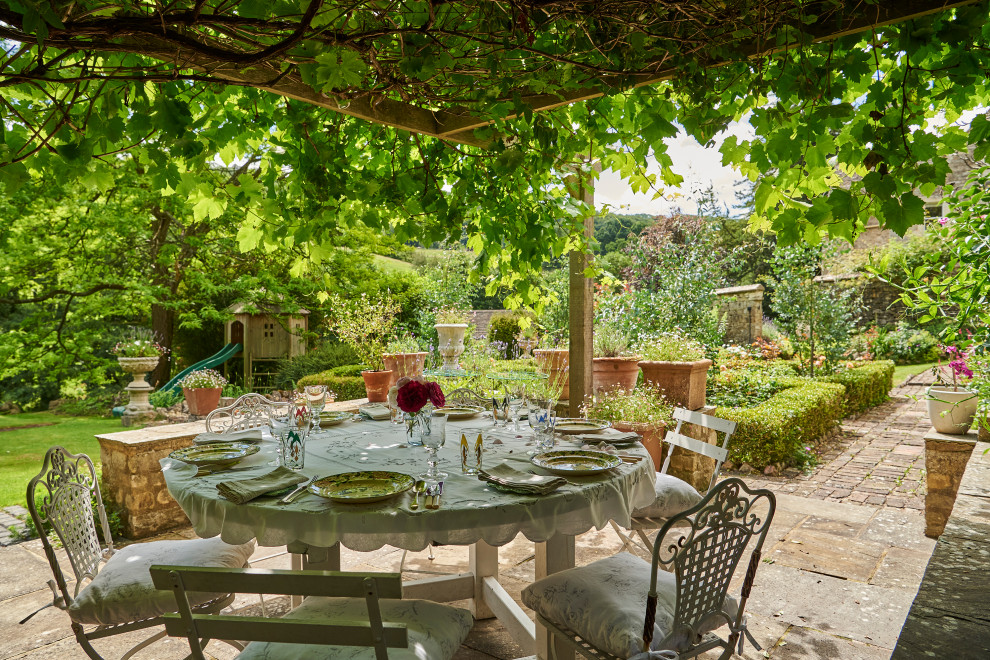 Photo of an expansive country patio in Gloucestershire.