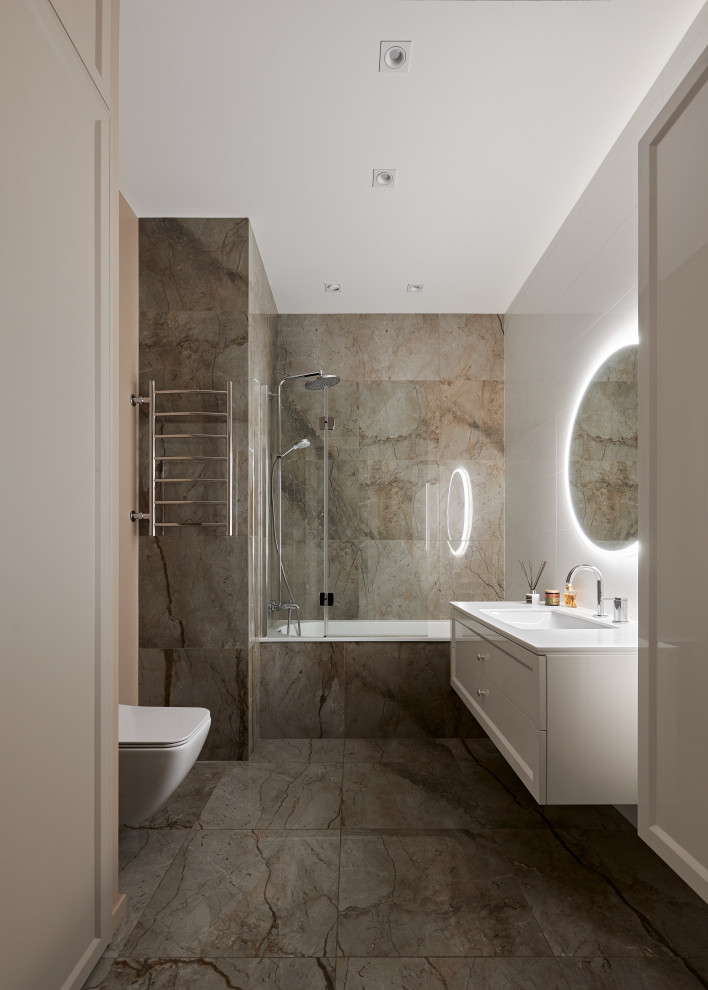 Свежая идея для дизайна: главная, серо-белая ванная комната среднего размера в стиле неоклассика (современная классика) с фасадами с выступающей филенкой, белыми фасадами, полновстраиваемой ванной, инсталляцией, коричневой плиткой, керамогранитной плиткой, коричневыми стенами, врезной раковиной, мраморной столешницей, коричневым полом, шторкой для ванной, белой столешницей, гигиеническим душем, тумбой под одну раковину, подвесной тумбой и обоями на стенах - отличное фото интерьера