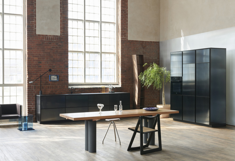 Einzeilige Industrial Küche mit schwarzen Schränken, Laminat-Arbeitsplatte und schwarzer Arbeitsplatte in Kopenhagen
