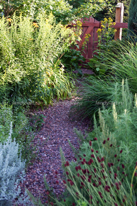 Использование сыпучих материалов в саду.