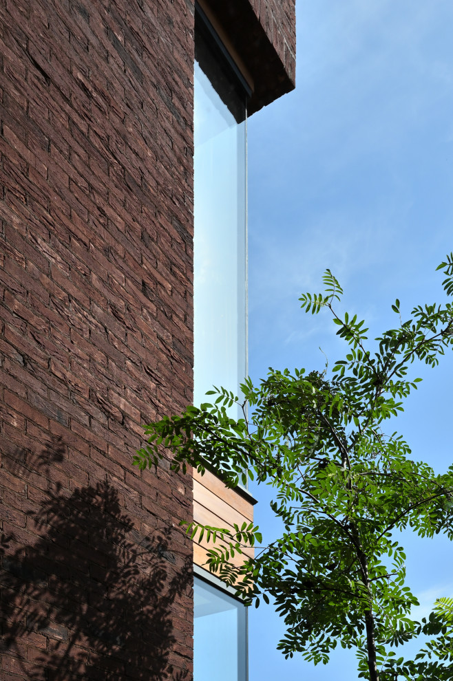 Двухэтажный кирпичный дом