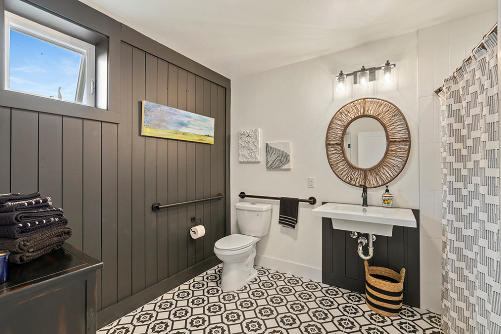 Idee per una stanza da bagno stile americano di medie dimensioni con pareti grigie, pavimento con piastrelle a mosaico, pavimento grigio, doccia con tenda e un lavabo