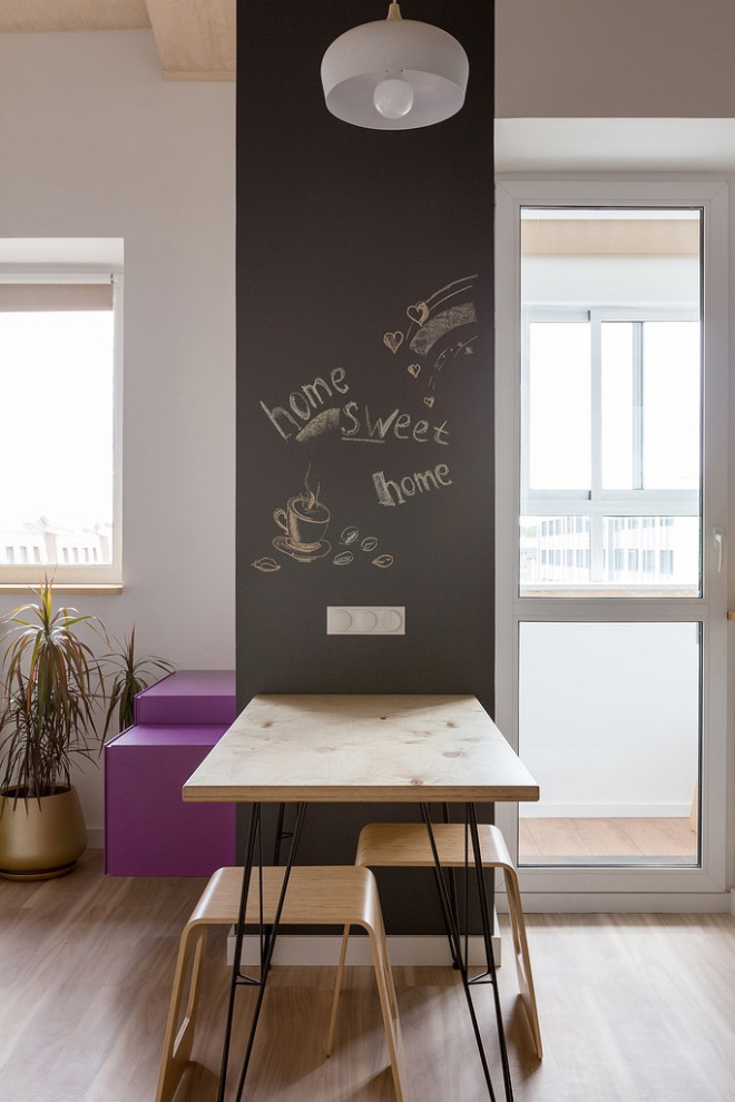 Грифельная стена возле стола