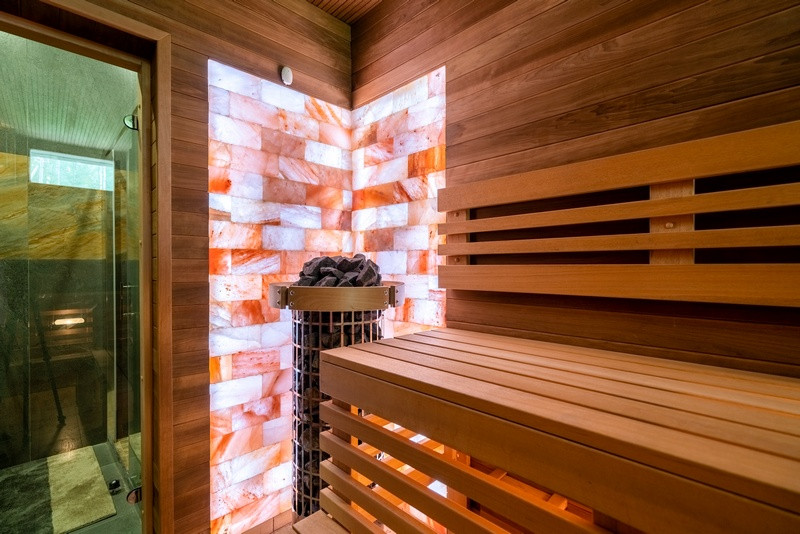 Современный коттедж на активном рельефе из комбинированных материалов