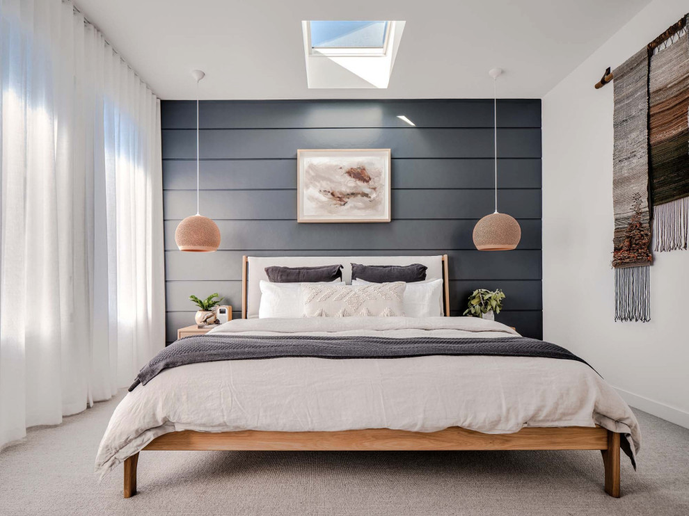 Стильный дизайн: спальня в морском стиле с черными стенами, ковровым покрытием, серым полом и панелями на части стены - последний тренд