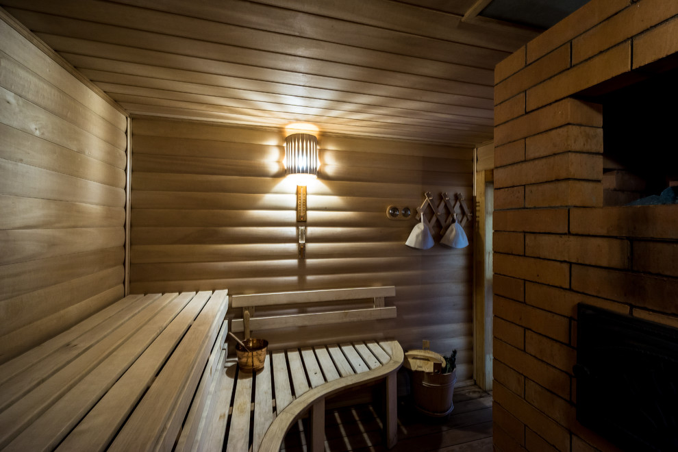 Черно-белая баня с яркими акцентами