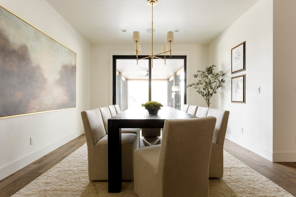 Immagine di una sala da pranzo chic di medie dimensioni con pareti bianche e pavimento in legno massello medio
