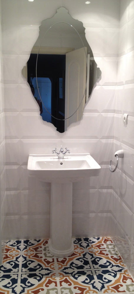 Modelo de aseo clásico renovado pequeño con paredes blancas, suelo de baldosas de cerámica y lavabo con pedestal