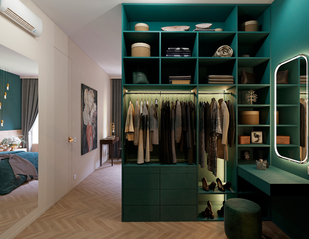 Foto de armario vestidor unisex actual pequeño con armarios abiertos, puertas de armario verdes, suelo laminado y suelo beige