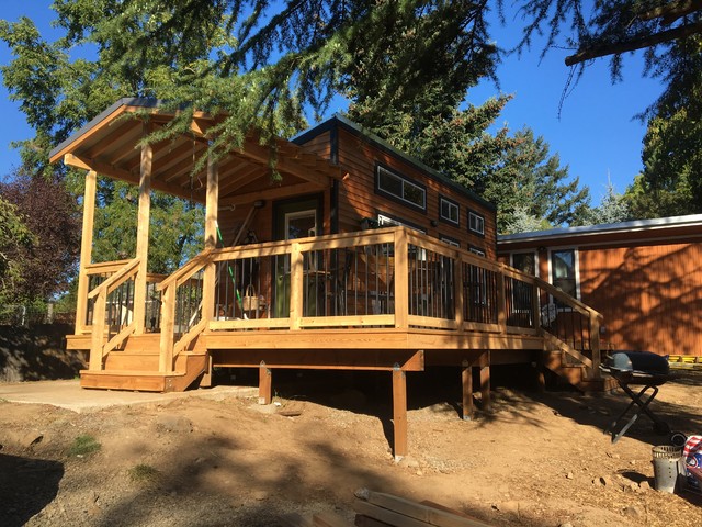 Oak Grove Tiny House Deck - Completed Deck Corner View trendy-terrasse
