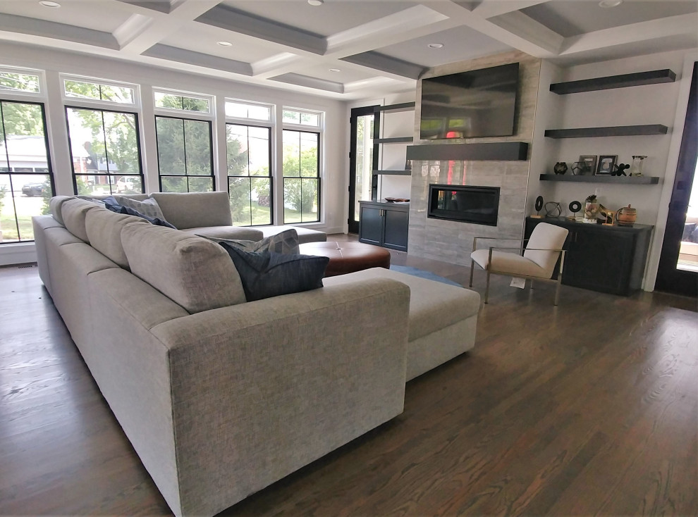 Example of a transitional home design design in Cincinnati