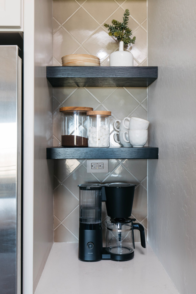 Example of a transitional home design design in Phoenix