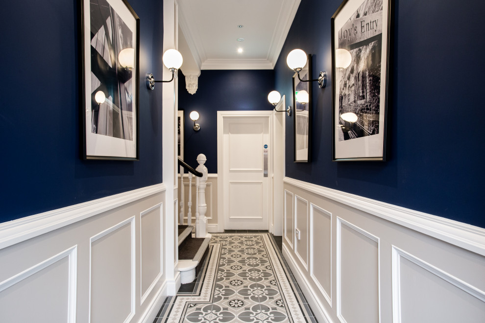 Идея дизайна: коридор в викторианском стиле с полом из керамогранита