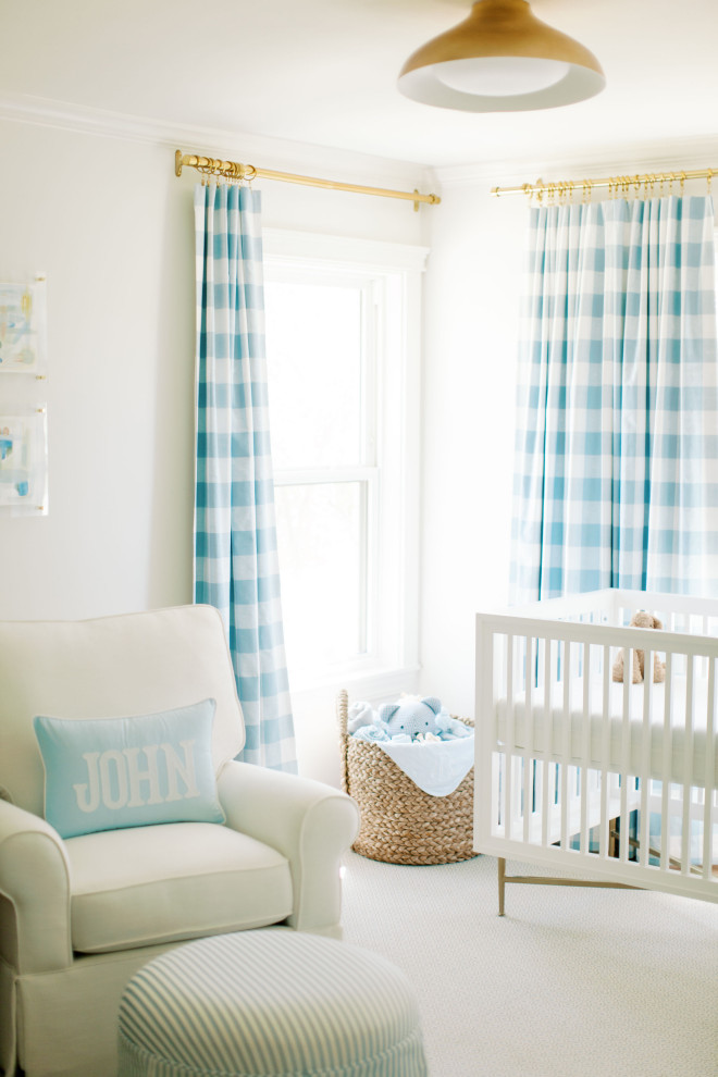 Idee per una cameretta per neonato classica con pareti bianche e moquette