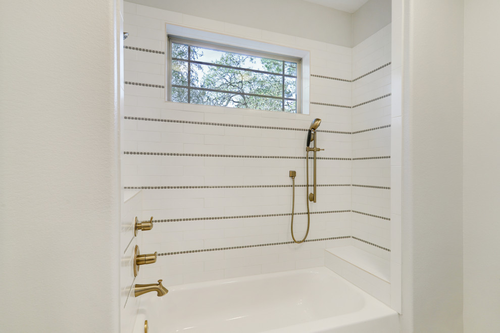 Klassisk inredning av ett badrum för barn, med en dusch/badkar-kombination, vita väggar och dusch med duschdraperi
