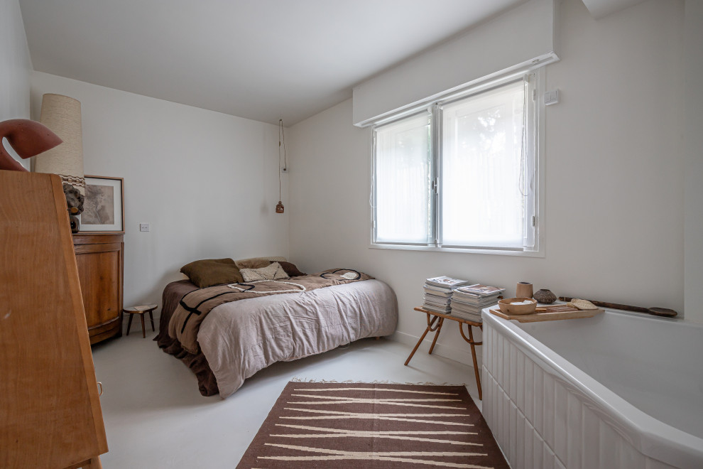 Ejemplo de dormitorio principal y blanco y madera tradicional renovado grande con paredes blancas, suelo de cemento y suelo blanco